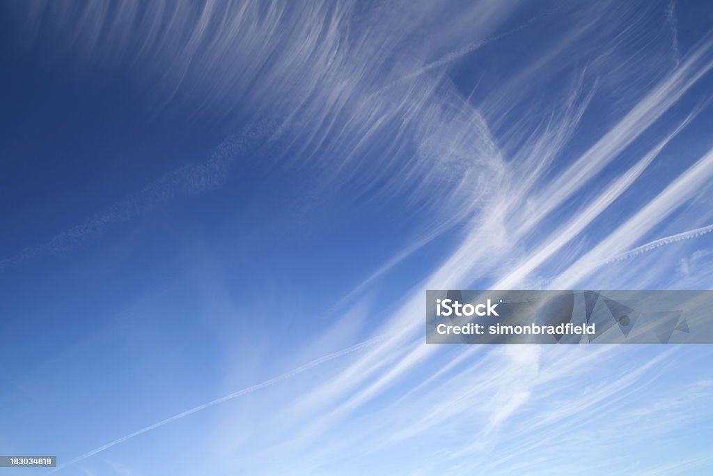 Голубой небо & Перистое облако - Стоковые фото Облачный пейзаж роялти-фри