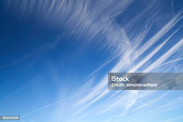 Голубой Небо Перистое Облако — стоковые фотографии и другие картинки Облачный пейзаж - Облачный пейзаж, След от самолёта, Похожий на дымку
