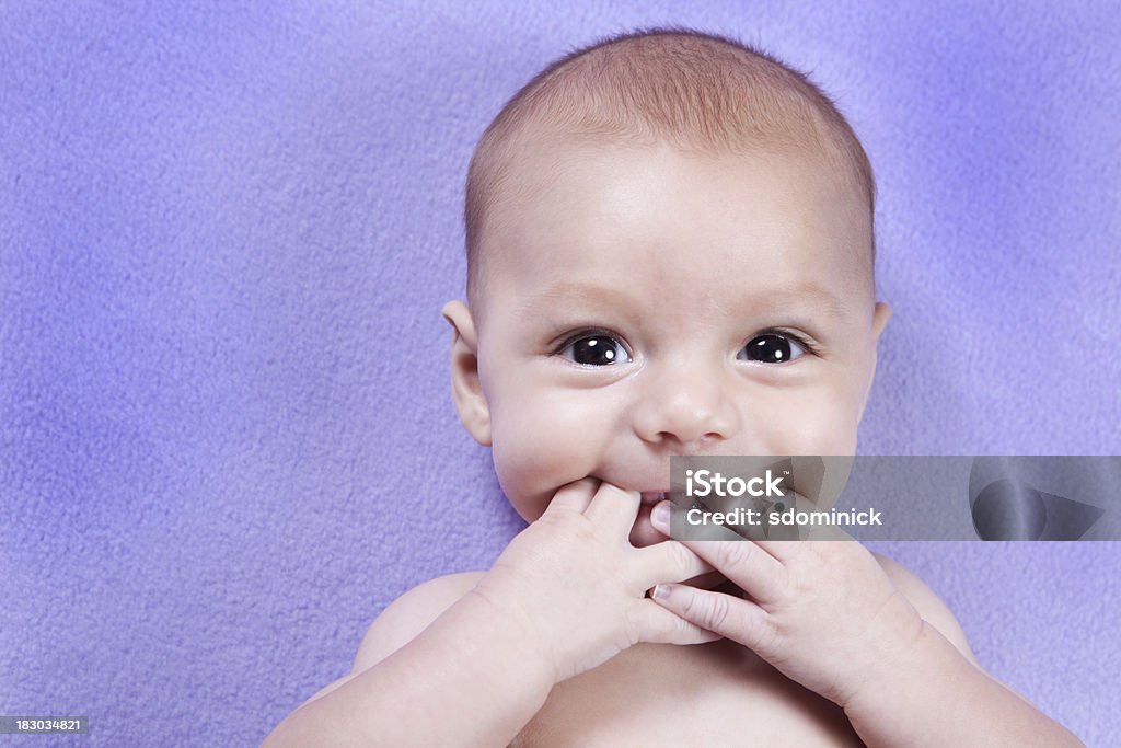 Joli bébé avec doigt dans la bouche - Photo de Bébé libre de droits