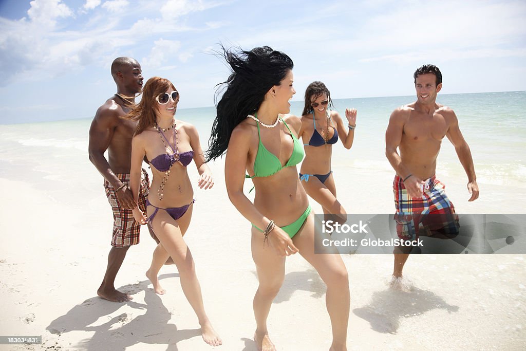 Junge multi ethnischen Menschen Laufen am Strand im Urlaub - Lizenzfrei Alles hinter sich lassen Stock-Foto