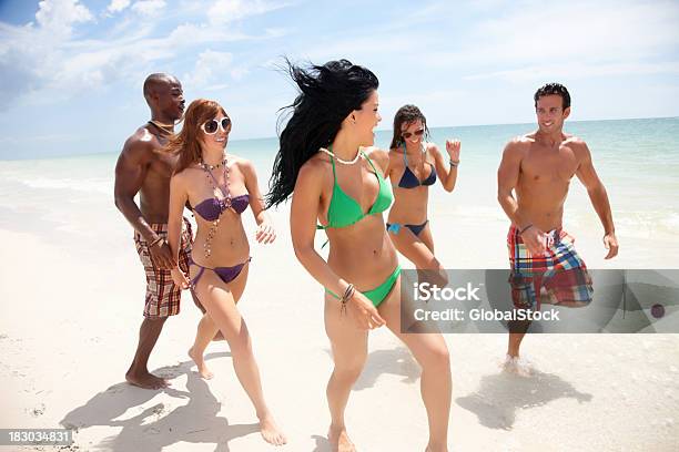 Junge Multi Ethnischen Menschen Laufen Am Strand Im Urlaub Stockfoto und mehr Bilder von Alles hinter sich lassen