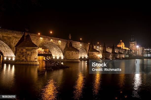 Praga Il Ponte Carlo - Fotografie stock e altre immagini di Acqua - Acqua, Ambientazione esterna, Ambientazione tranquilla