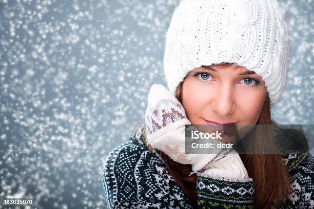 Zima Portret Pięknej Dziewczyny - zdjęcia stockowe i więcej obrazów Biały - Biały, Biżuteria, Boże Narodzenie