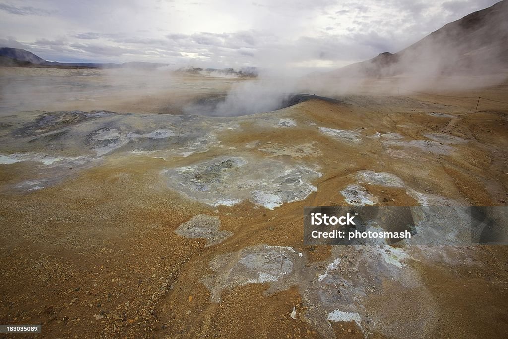 Islândia bizarras paisagens com fumarolas - Foto de stock de Entrar em Erupção royalty-free