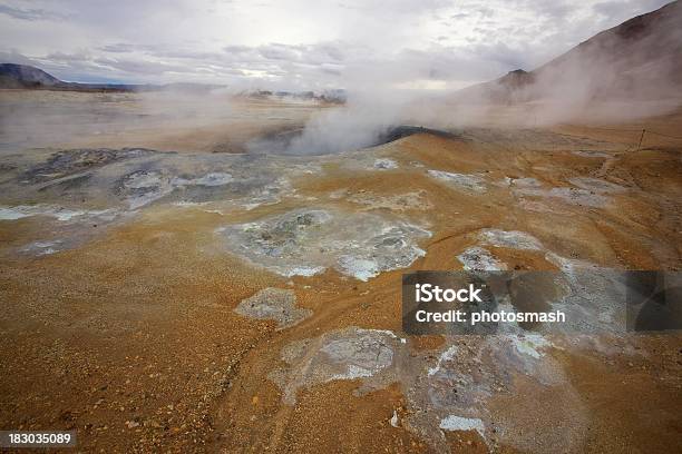 Исландия Экстравагантная Пейзаж С Fumaroles — стоковые фотографии и другие картинки Fumarole - Fumarole, Вулканический пейзаж, Горизонтальный