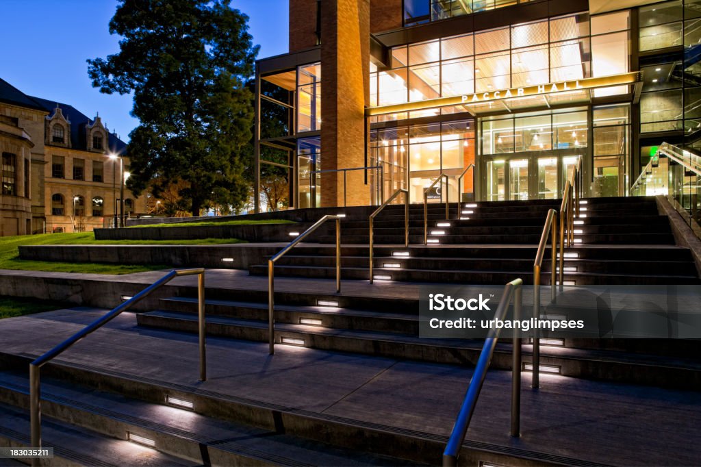 University of Washington Paccar Hall - Foto stock royalty-free di Illuminato