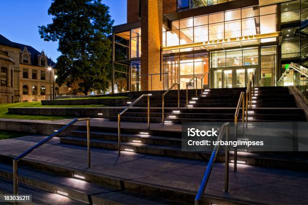 University Of Washington Paccar Hall - Fotografie stock e altre immagini di Illuminato - Illuminato, Città universitaria, Edificio scolastico