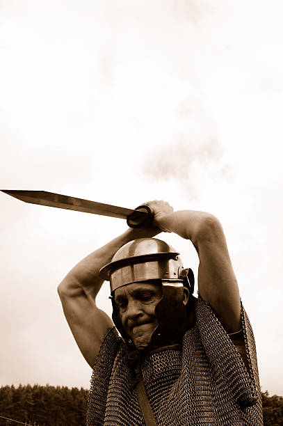atacando roman soldier. - roman sword centurion swordsman fotografías e imágenes de stock