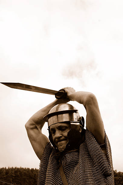 atak roman soldier. - roman sword centurion swordsman zdjęcia i obrazy z banku zdjęć