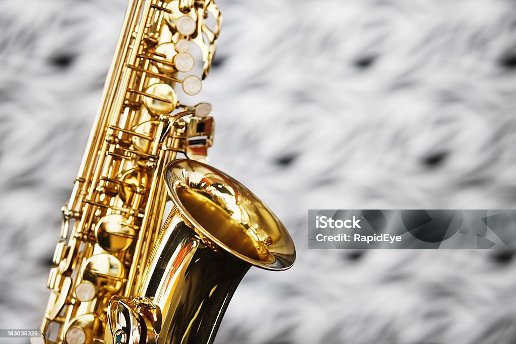 Detalhe do sino de saxofone contra unfocussed bacground - Foto de stock de Big Band royalty-free