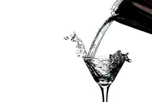 cancella martini versare - cocktail transparent cocktail shaker glass foto e immagini stock