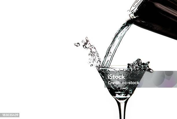 Wyczyść Martini Pour - zdjęcia stockowe i więcej obrazów Nalewać - Nalewać, Koktajl alkoholowy, Wódka