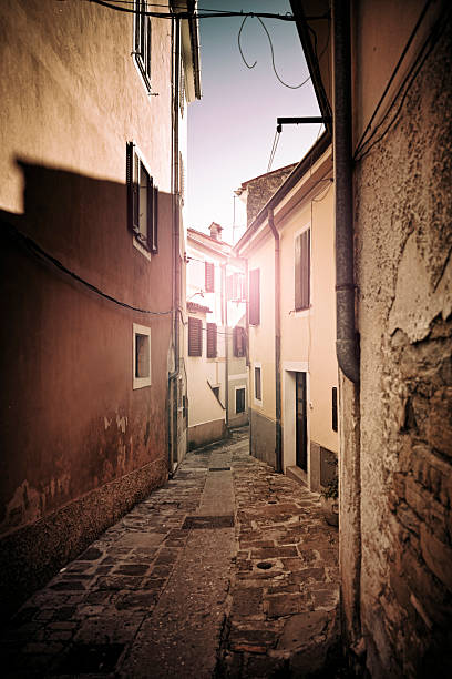 istock Old, narrow Mediterranean street 183035564