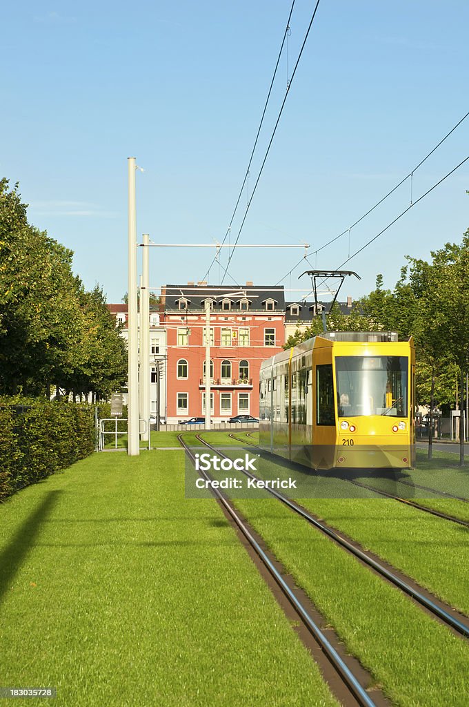 Gelbes tram, dem red house und Grasflächen-Gera, Deutschland - Lizenzfrei Gera Stock-Foto