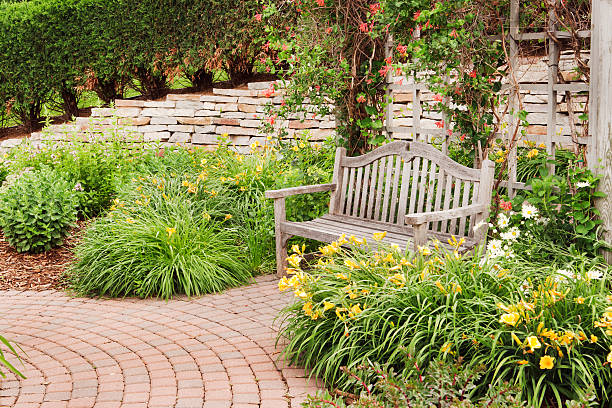 뒷뜰에서 정원의 야외 조경, 벽돌전 예식장, 스톤 벽, 나무 벤치 - formal garden garden path bench flower 뉴스 사진 이미지