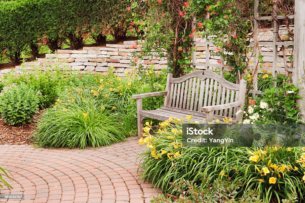 Заднем дворе сад открытый пейзаж, кирпич патио, Каменная стена, деревянной скамье - Стоковые фото Терраса роялти-фри