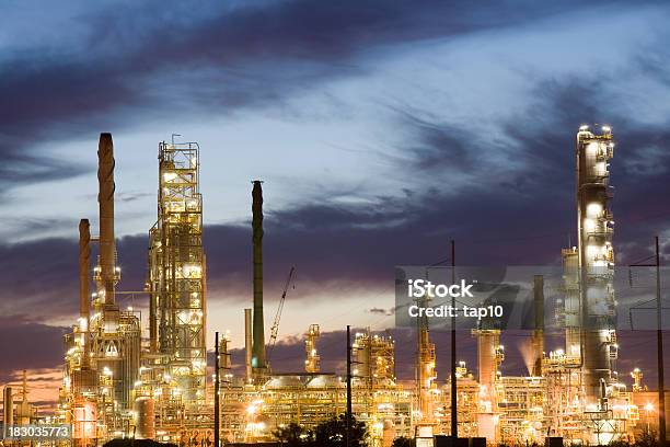 Rafinerii Ropy Naftowej I Gazu - zdjęcia stockowe i więcej obrazów Bez ludzi - Bez ludzi, Długie naświetlanie, Fabryka