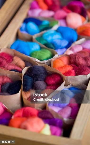 Sacos Colorido - Fotografias de stock e mais imagens de Novelo de Lã - Novelo de Lã, Plano de Fundo, Acessório