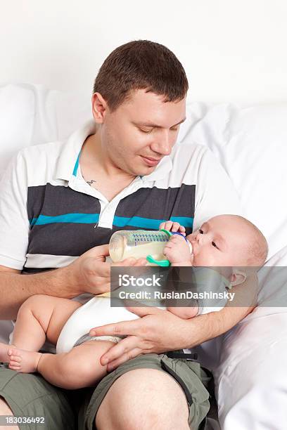4 ヶ月の赤ちゃんの哺乳お食事を - 1歳未満のストックフォトや画像を多数ご用意 - 1歳未満, 2人, クローズアップ