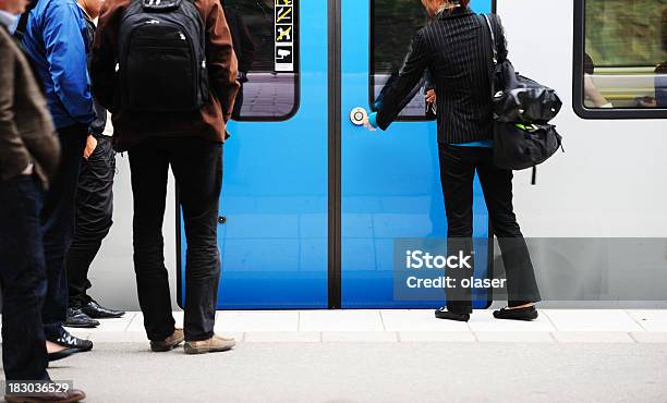 Photo libre de droit de Tous Les Voyageurs Entrant Métro banque d'images et plus d'images libres de droit de Stockholm - Stockholm, Métro - Transport ferroviaire, Suède