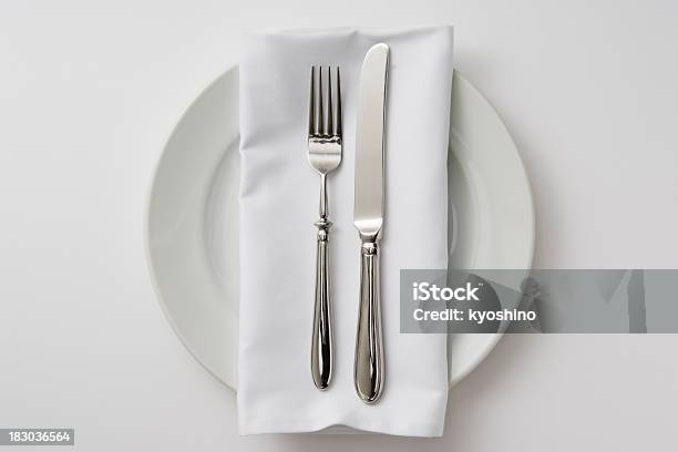 絶縁ショットのプレート食卓用金物を白背景 - テーブルナプキンのストックフォトや画像を多数ご用意 - テーブルナプキン, 白色, カトラリー