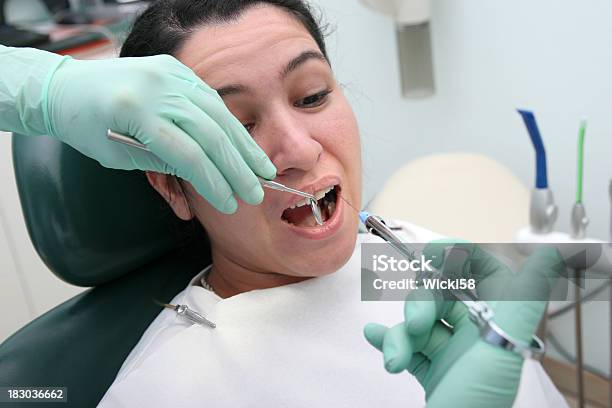 Dental Narkosemittel Stockfoto und mehr Bilder von Attraktive Frau - Attraktive Frau, Besorgtheit, Bildschärfe