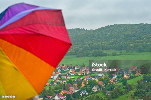 Sonnenschirm Und Fallenden Regen Mit Blick Auf Das Tal Stockfoto und mehr Bilder von Baum