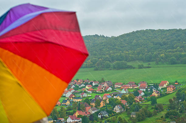 parasol et tomber la pluie avec vue sur la vallée - autuum photos et images de collection