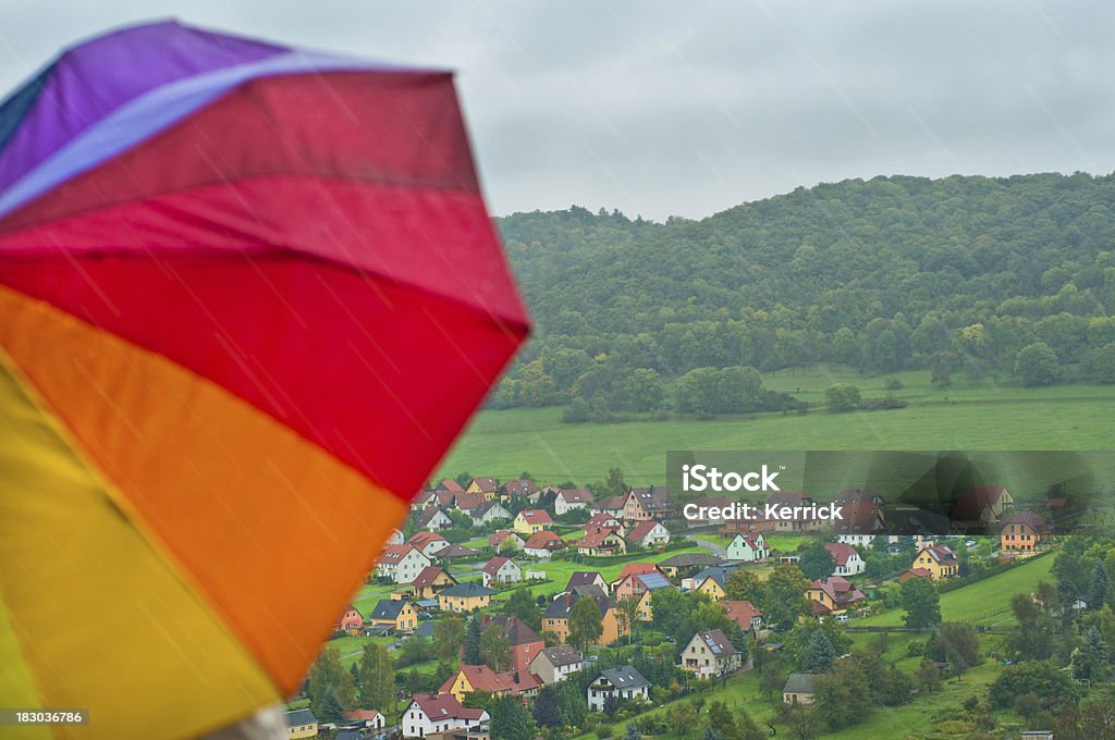 傘と落ちるレインシャワー、渓谷の眺め - カラフルのロイヤリティフリーストックフォト