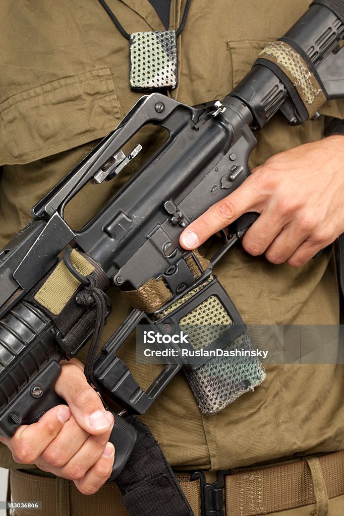 Soldier trzyma broń. - Zbiór zdjęć royalty-free (Izrael)