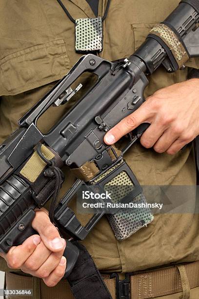 Soldier Trzyma Broń - zdjęcia stockowe i więcej obrazów Izrael - Izrael, Bunt, Siły zbrojne
