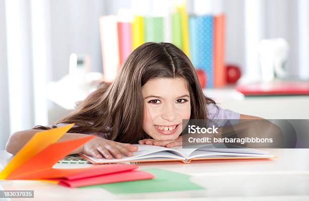 행복함 여자아이 공부 8-9 살에 대한 스톡 사진 및 기타 이미지 - 8-9 살, 개념, 교실