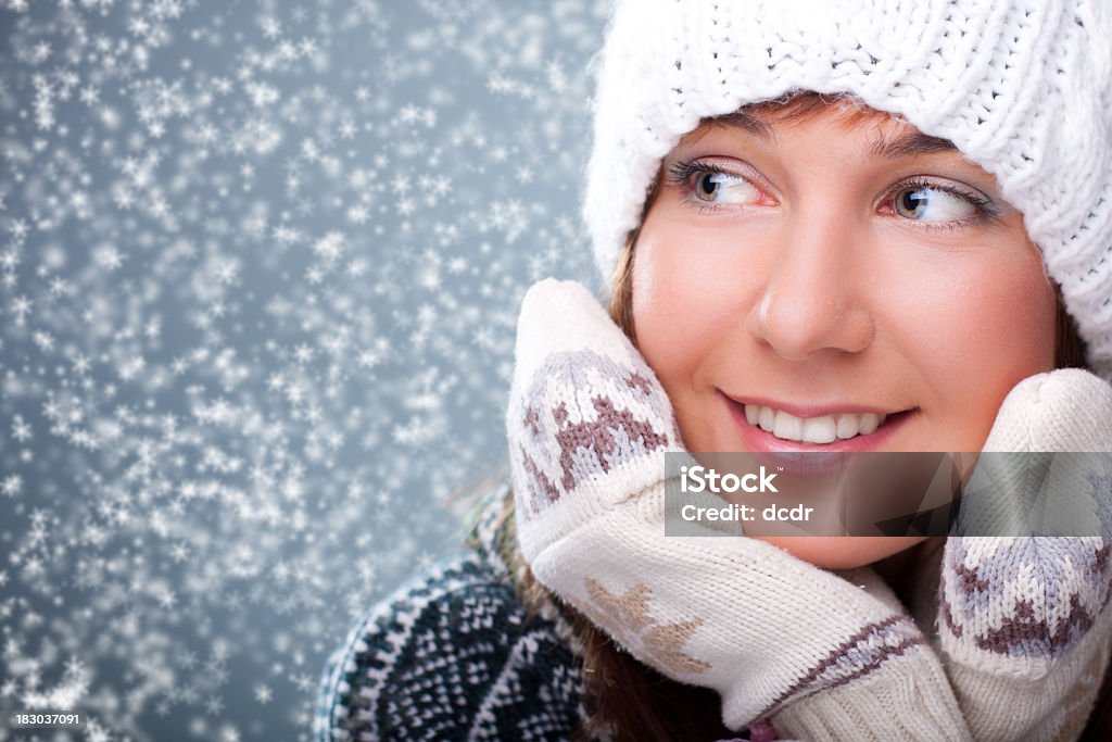 Retrato de la hermosa chica en invierno - Foto de stock de Belleza libre de derechos