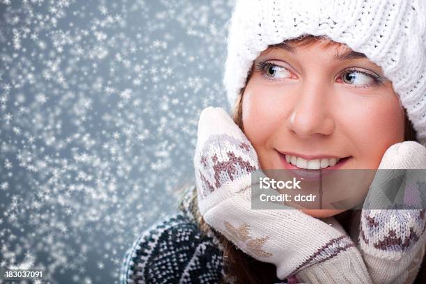 Retrato De La Hermosa Chica En Invierno Foto de stock y más banco de imágenes de Belleza - Belleza, Etéreo - Conceptos, Navidad