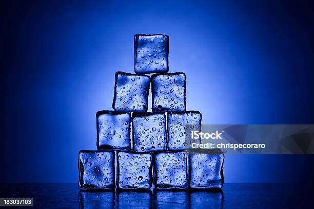 Pirámide De Icecubes Foto de stock y más banco de imágenes de Acabar - Acabar, Agua helada, Azul