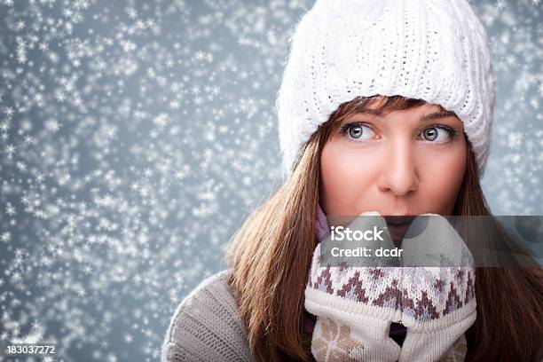 冬の美しい少女のポートレート - 1人のストックフォトや画像を多数ご用意 - 1人, くつろぐ, ウール