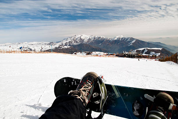 snowboarden im skigebiet - apres ski snow mountain loneliness stock-fotos und bilder