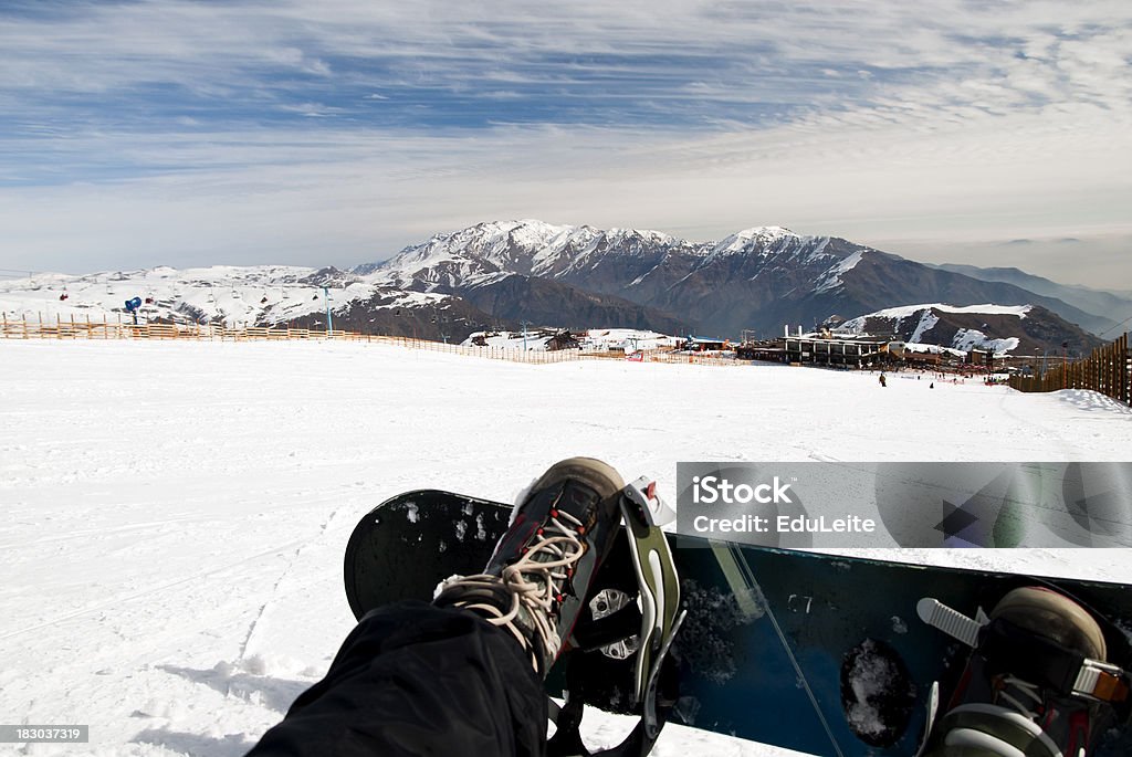 Snowboard nella località sciistica - Foto stock royalty-free di Rilassamento