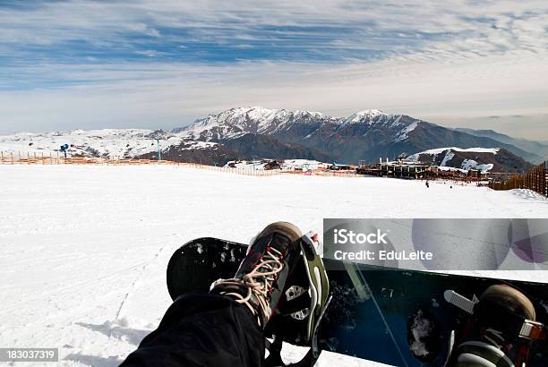 Snowboard Nella Località Sciistica - Fotografie stock e altre immagini di Rilassamento - Rilassamento, Sci - Sci e snowboard, Stivale