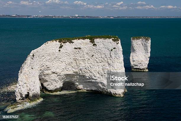 Старый Harry Скалы В Дорсет — стоковые фотографии и другие картинки Old Harry Point - Old Harry Point, South West Coast Path, UNESCO - Organised Group