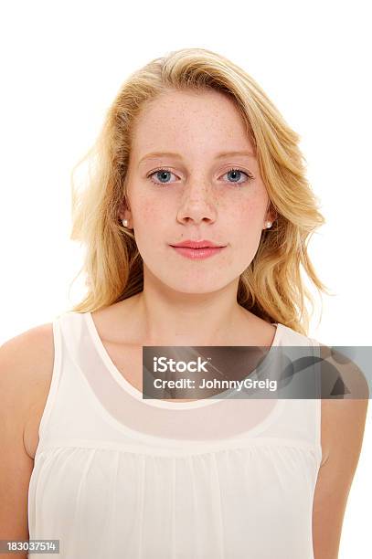 Retrato De Una Chica Rubia Adolescente Foto de stock y más banco de imágenes de Ojos azules - Ojos azules, Pelo rubio, 14-15 años