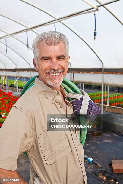 Hombre En Greenhouse Foto de stock y más banco de imágenes de 50-54 años - 50-54 años, Abundancia, Actitud