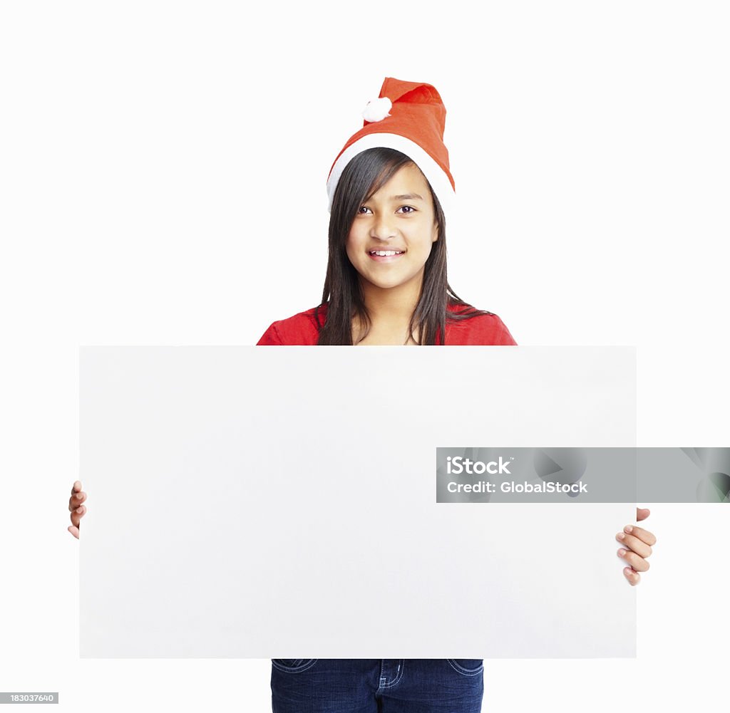 Heureuse petite fille portant Chapeau de Père Noël comme elle a un panneau d'affichage - Photo de Adulte libre de droits