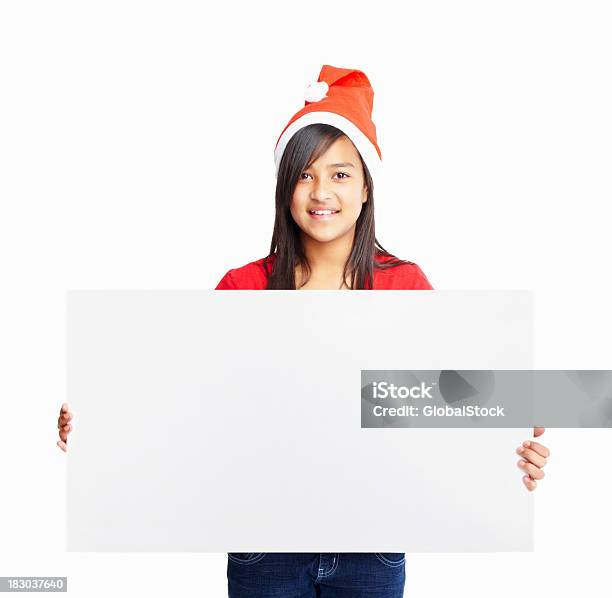 Photo libre de droit de Heureuse Petite Fille Portant Chapeau De Père Noël Comme Elle A Un Panneau Daffichage banque d'images et plus d'images libres de droit de Adulte