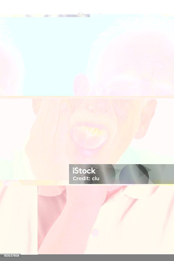 Homme Senior portrait gestes toothacke avec open mouth - Photo de Adulte libre de droits