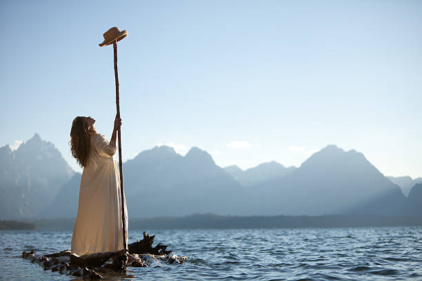 bella donna su una zattera di legno - women courage water floating on water foto e immagini stock