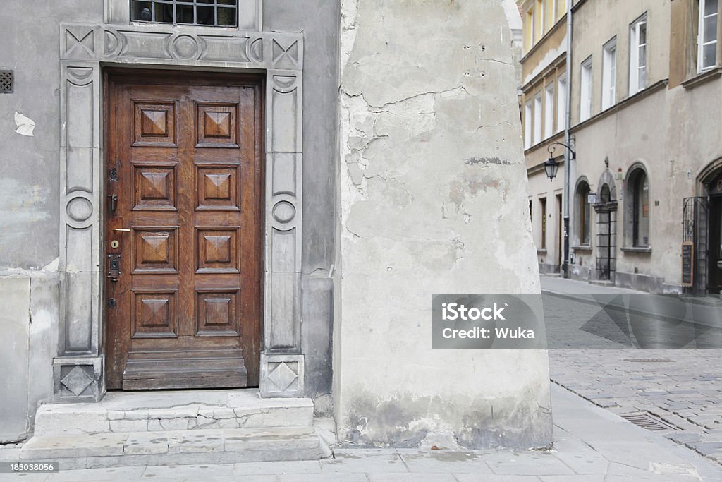 閉鎖ドアの旧市街 - アスファルトのロイヤリティフリーストックフォト