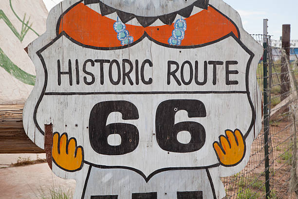 route 66 팻말 개최하는 시계바늘 - route 66 paint peeling sign 뉴스 사진 이미지