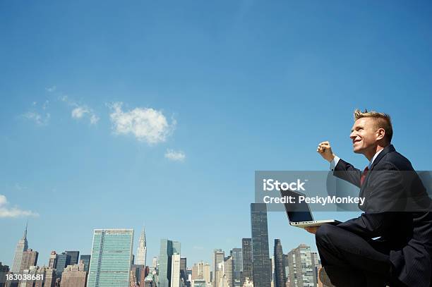 Geschäftsmann Mit Laptop Feiern Im Freien Auf Die Skyline Der Stadt Stockfoto und mehr Bilder von Anzug