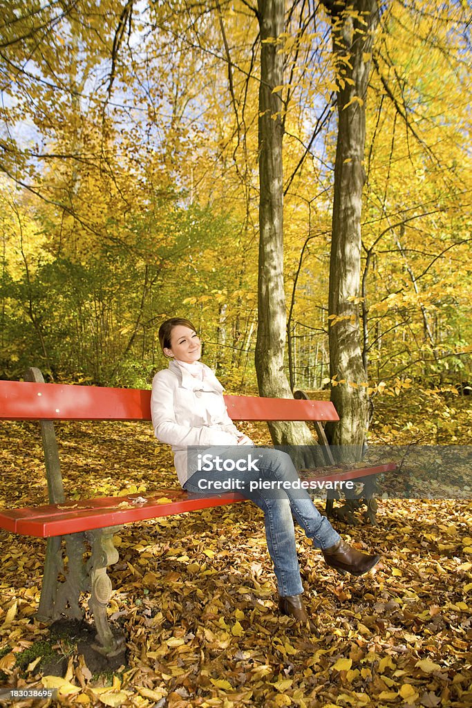 Женщина счастливый о Осенний и улыбка - Стоковые фото Вертикальный роялти-фри